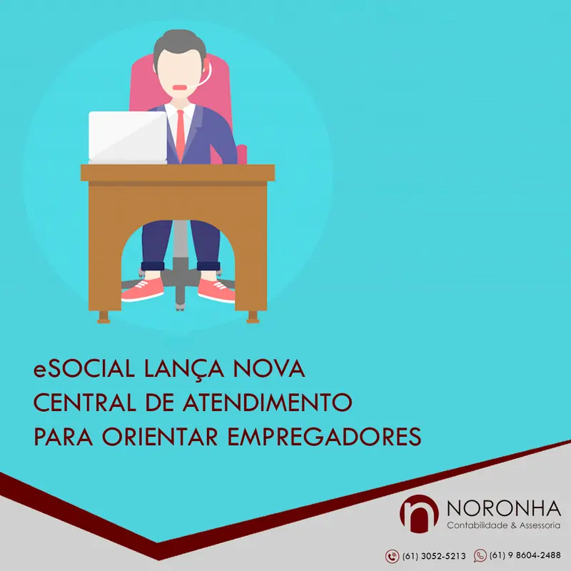 Analista de departamento pessoal consultando o portal em busca de atendimento do eSocial para empregadores