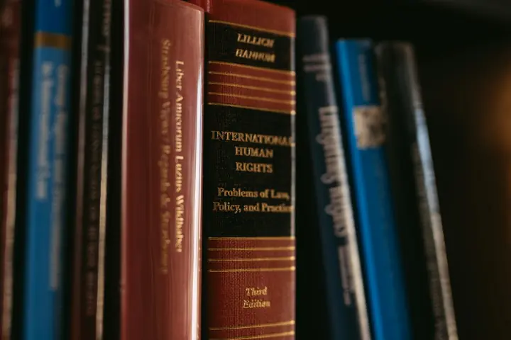 Livros jurídicos organizados em uma estante, tema da contabilidade para advogados em Brasília