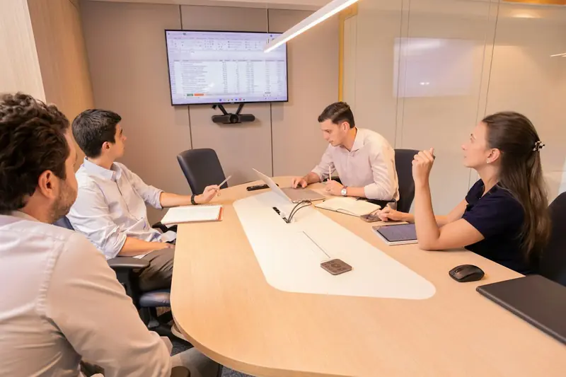 Diretoria analisando relatórios da contabilidade para empresas de médio porte
