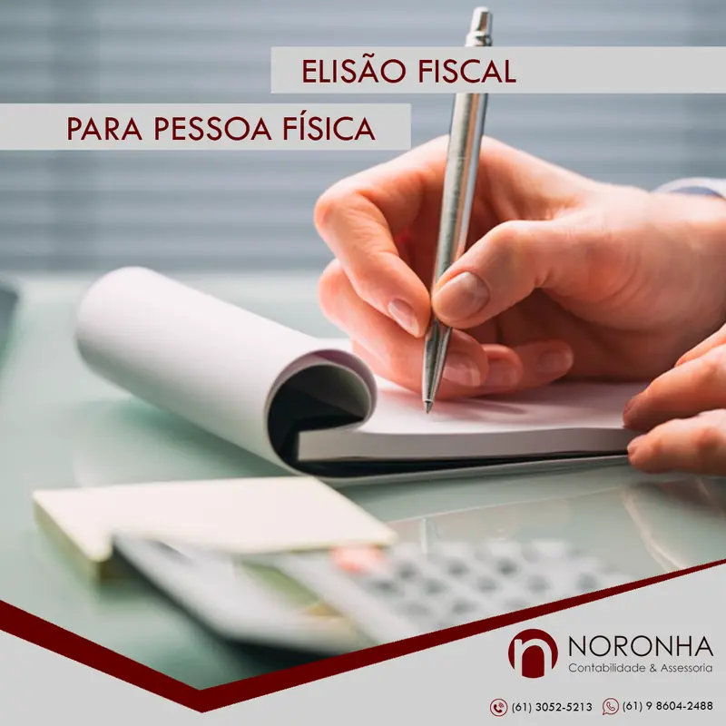 Contribuinte organizando recibos de saúde e educação como parte da elisão fiscal para pessoa física