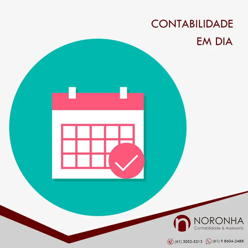 Empresária organizando notas fiscais e extratos para manter a contabilidade em dia