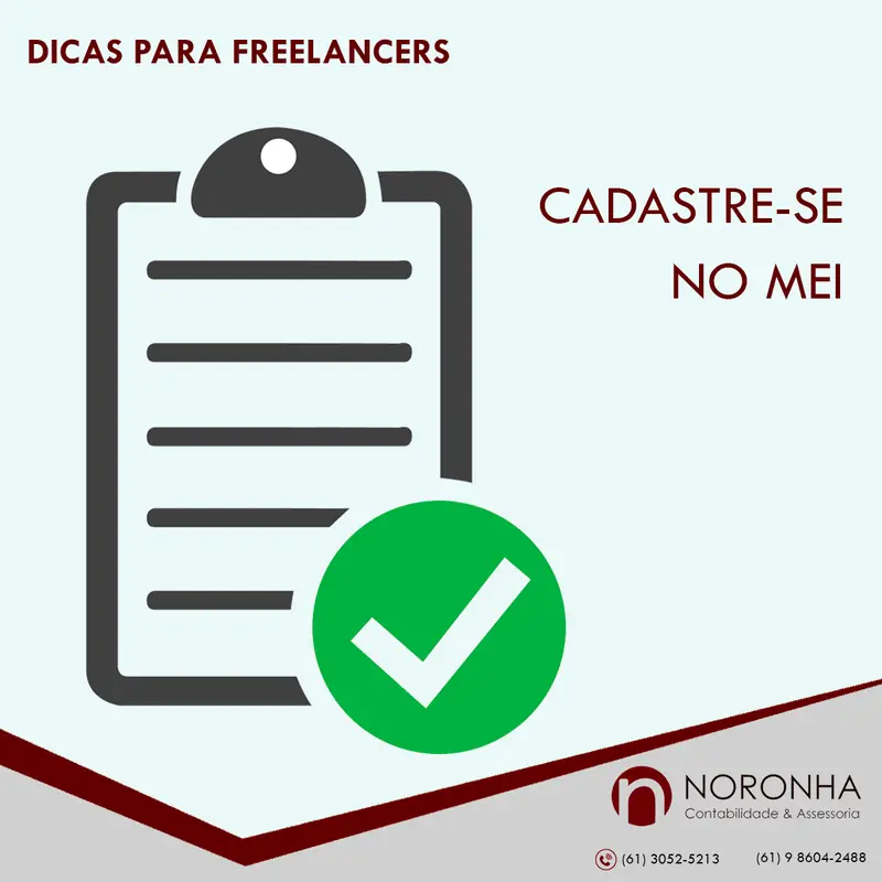 Profissional trabalhando no notebook em casa após se formalizar como MEI para freelancer