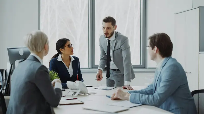 Sócios e contador reunidos analisando o planejamento tributário para empresas
