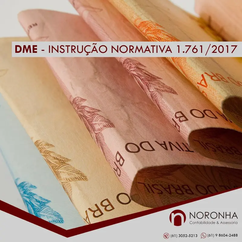 Empresário conferindo recibos de pagamento em dinheiro para saber quem é obrigado a entregar a DME
