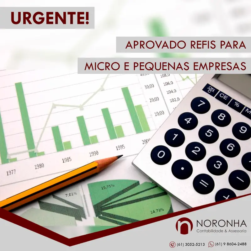 Dono de pequena empresa revisando dívidas tributárias para aderir a um Refis para micro e pequenas empresas