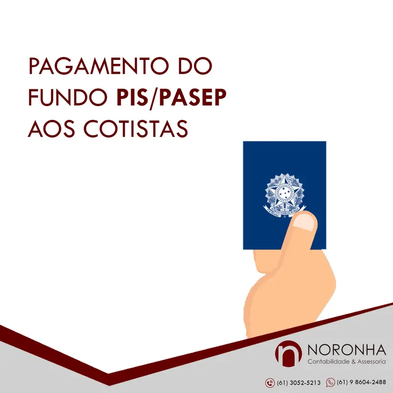 Aposentado consultando no celular informações sobre o saque das cotas do PIS/Pasep